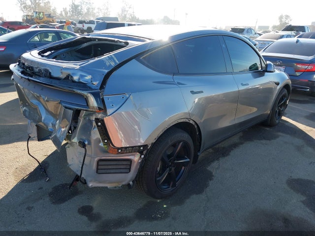 2026 TESLA MODEL Y 7SAYGDEE5TF330610 Photo 3