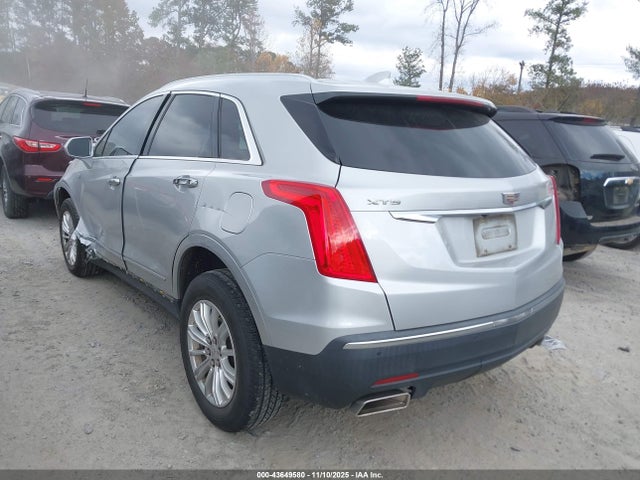 2017 CADILLAC XT5 1GYKNARS4HZ236883 Photo 2