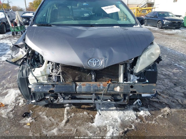 2011 Toyota Sienna Limited V6 მანქანა იყიდება აუქციონზე, vin: 5TDYK3DC1BS175201, აუქციონის ნომერი: 43651857