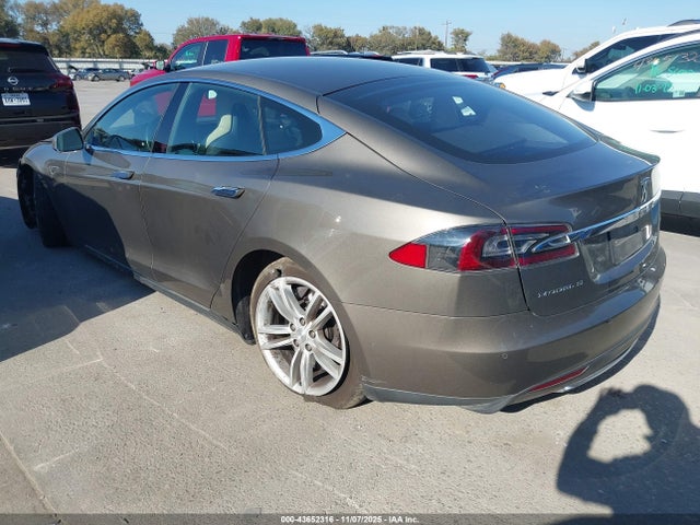 2015 TESLA MODEL S 5YJSA1H2XFF086154 Photo 2
