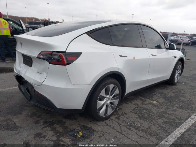 2024 TESLA MODEL Y 7SAYGDEEXRA278932 Photo 3