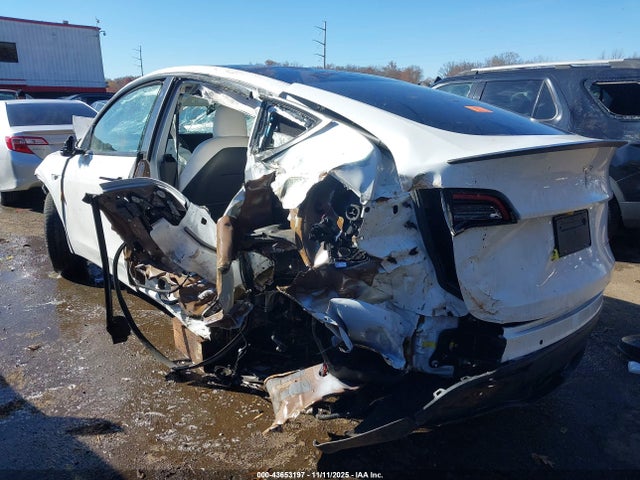 2022 TESLA MODEL Y 7SAYGDEFXNF440239 Photo 2