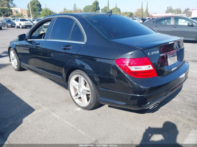 2014 MERCEDES-BENZ C 250 WDDGF4HB3EA958650 Photo 2