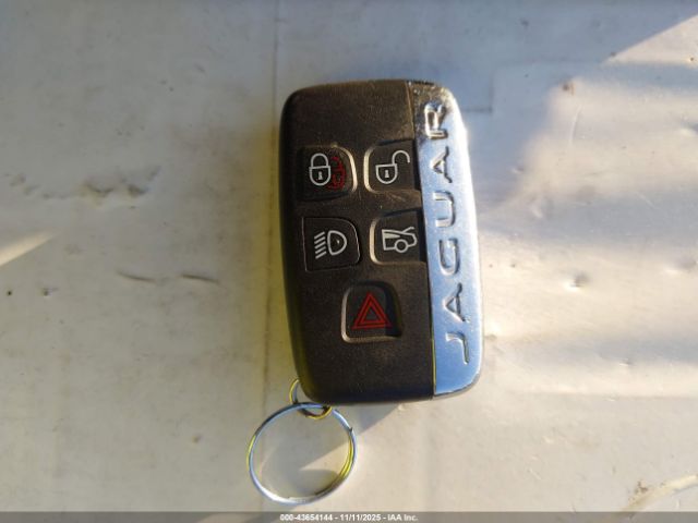 2017 JAGUAR XF SAJBK4BV5HCY26602 Photo 10