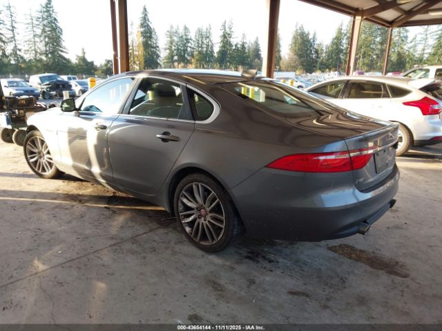 2017 JAGUAR XF SAJBK4BV5HCY26602 Photo 2