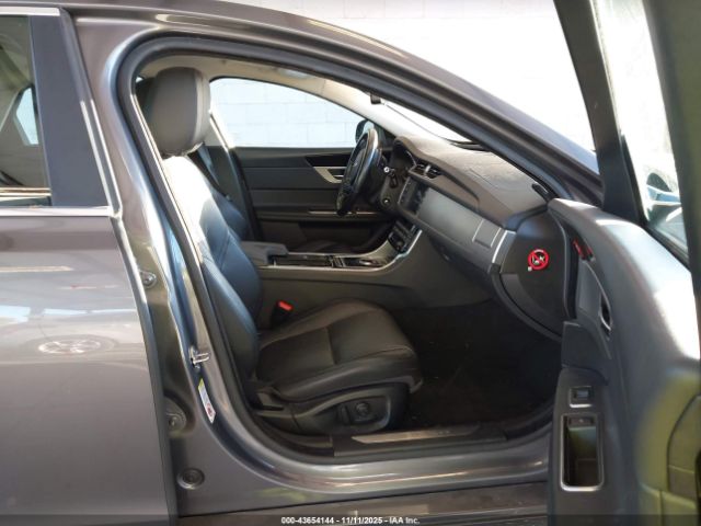 2017 JAGUAR XF SAJBK4BV5HCY26602 Photo 4