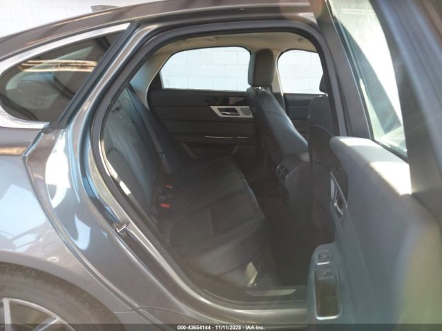 2017 JAGUAR XF SAJBK4BV5HCY26602 Photo 7