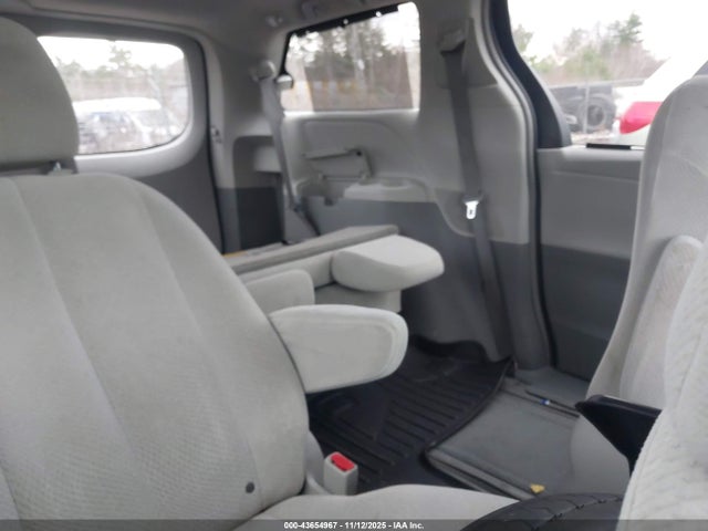 5TDJK3DC1ES077081 Toyota Sienna Le 7 Passenger