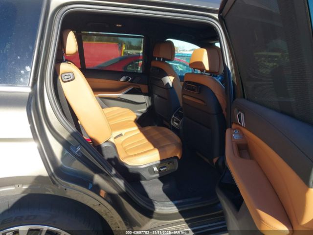 2021 BMW X7 5UXCW2C05M9H20996 Photo 7