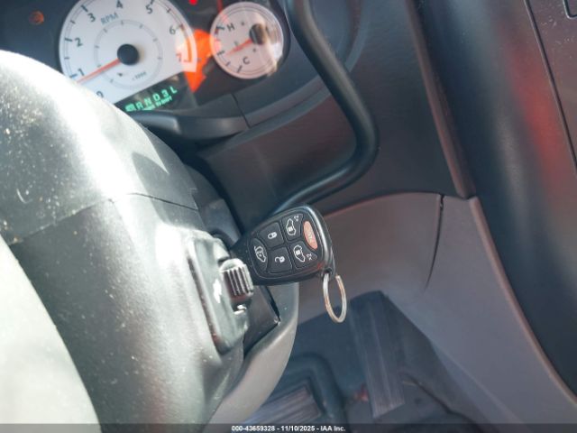 2005 CHRYSLER TOWN & COUNTRY 2C4GP54L25R284241 Photo 10