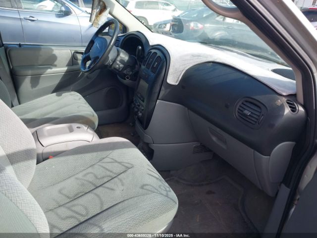 2005 CHRYSLER TOWN & COUNTRY 2C4GP54L25R284241 Photo 4