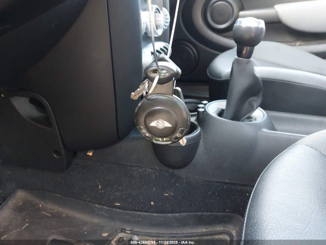 2010 MINI COOPER WMWMF3C57ATU76171 Photo 10