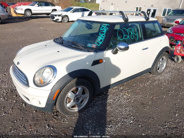 2010 MINI COOPER WMWMF3C57ATU76171 Photo 1