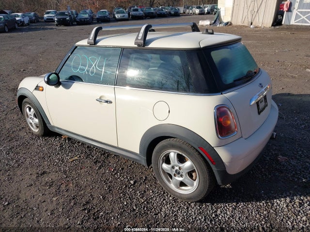 2010 MINI COOPER WMWMF3C57ATU76171 Photo 2