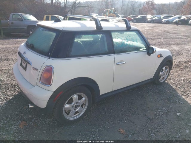 2010 MINI COOPER WMWMF3C57ATU76171 Photo 3