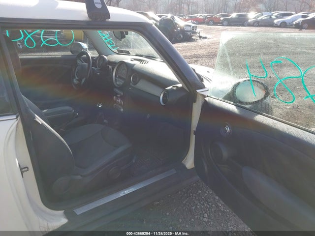 2010 MINI COOPER WMWMF3C57ATU76171 Photo 4