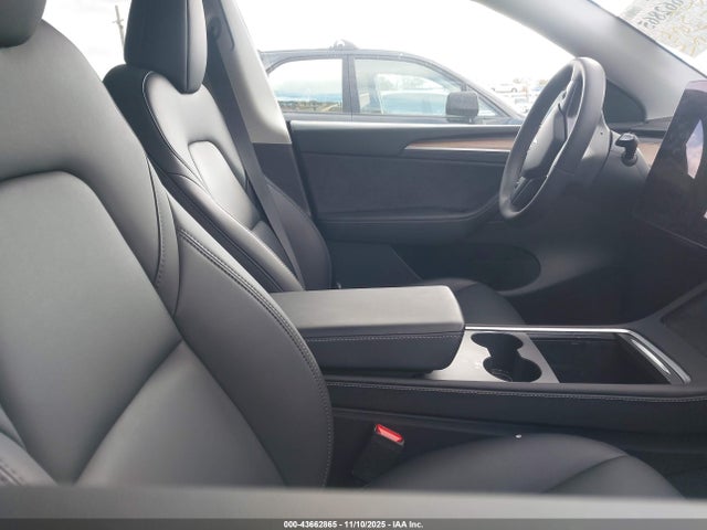 2025 TESLA MODEL Y 7SAYGDEE8SF299948 Photo 4