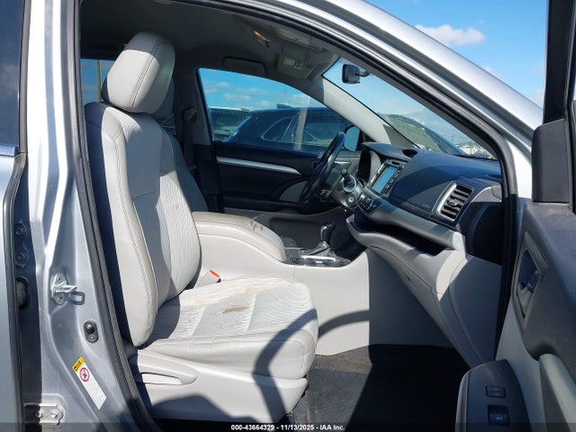 5TDZKRFH2GS131831 Toyota Highlander Le Plus V6