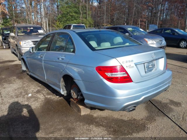 2013 MERCEDES-BENZ C 250 WDDGF4HB0DR270539 Photo 2