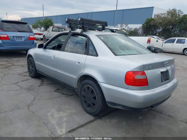 1999 AUDI A4 WAUCB28D4XA046068 Photo 2