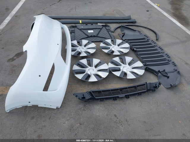 43667231 :رقم المزاد ، 5YJYGDEE3MF240404 vin ، 2021 Tesla Model Y Long Range Dual Motor All-wheel Drive مزاد بيع
