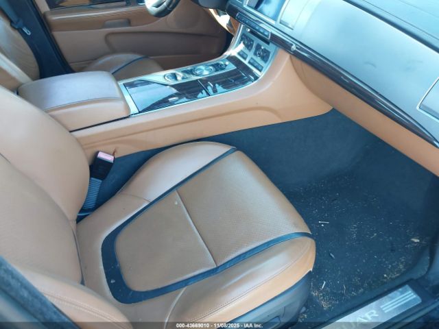 2015 JAGUAR XF SAJWJ0FF3F8U74376 Photo 4