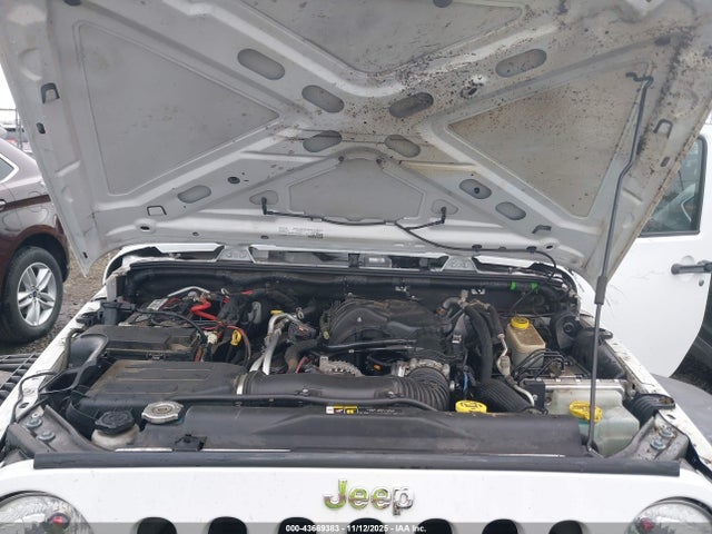 1C4BJWDG4HL581142 Jeep Wrangler Unlimited Sport 4x4