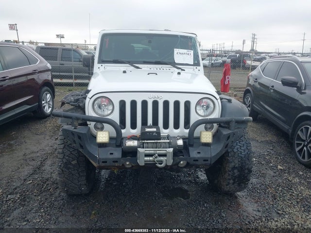 1C4BJWDG4HL581142 Jeep Wrangler Unlimited Sport 4x4