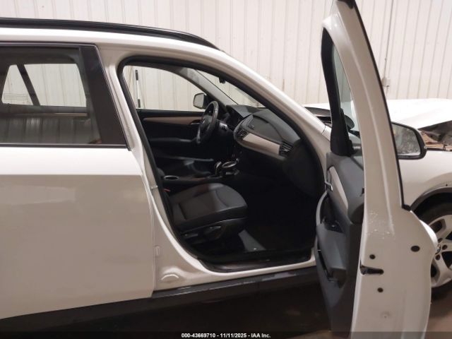 2015 BMW X1 WBAVM1C56FV316051 Photo 4