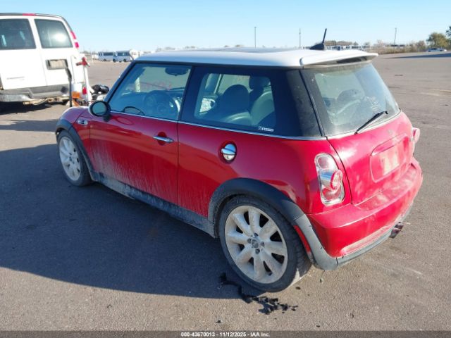 2006 MINI COOPER S WMWRE335X6TN25797 Photo 2