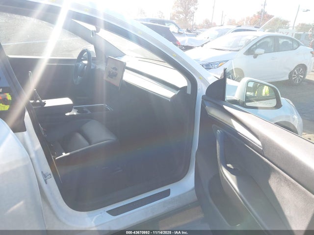 2023 TESLA MODEL Y 7SAYGDEE7PA035771 Photo 4