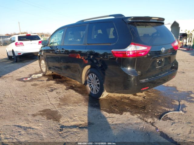 2017 TOYOTA SIENNA 5TDYZ3DC2HS774841 Photo 2