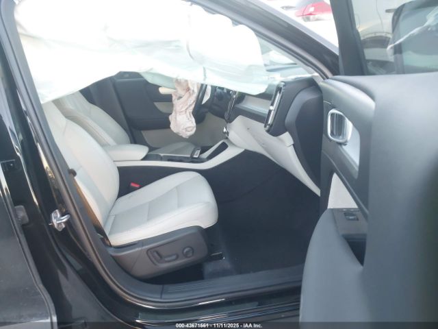 2021 VOLVO XC40 YV4162UK5M2570304 Photo 4