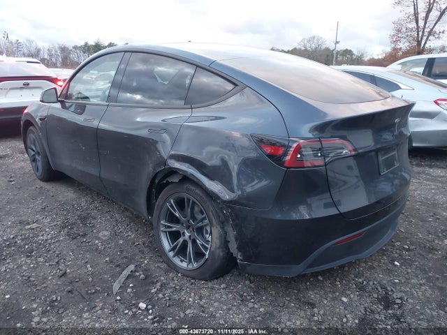 2025 TESLA MODEL Y 7SAYGDED1SF227013 Photo 2