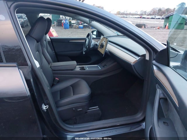 2025 TESLA MODEL Y 7SAYGDED1SF227013 Photo 4