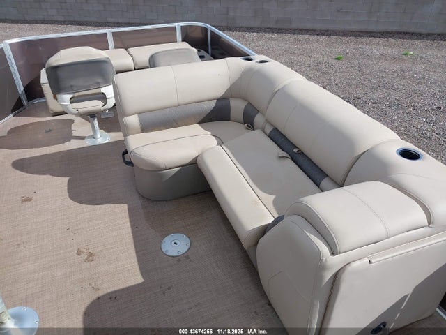 43674256 :رقم المزاد ، BUJ12907D121 vin ، 2021 Tracker Suntracker Sf22 Xp3 مزاد بيع