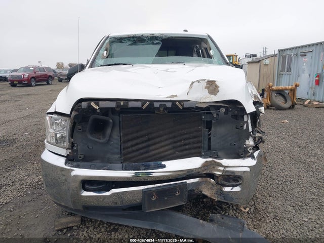 43674634 :رقم المزاد ، 3C6UR5HL2JG364508 vin ، 2018 Ram 2500 Tradesman  4x4 8' Box مزاد بيع
