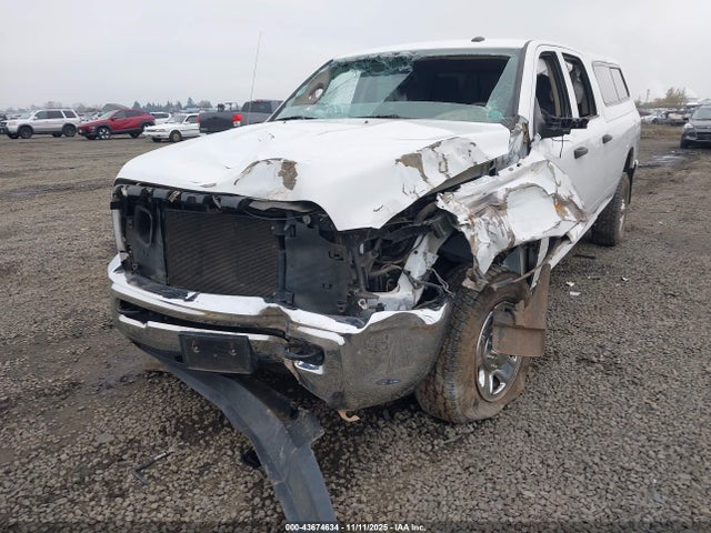 43674634 :رقم المزاد ، 3C6UR5HL2JG364508 vin ، 2018 Ram 2500 Tradesman  4x4 8' Box مزاد بيع