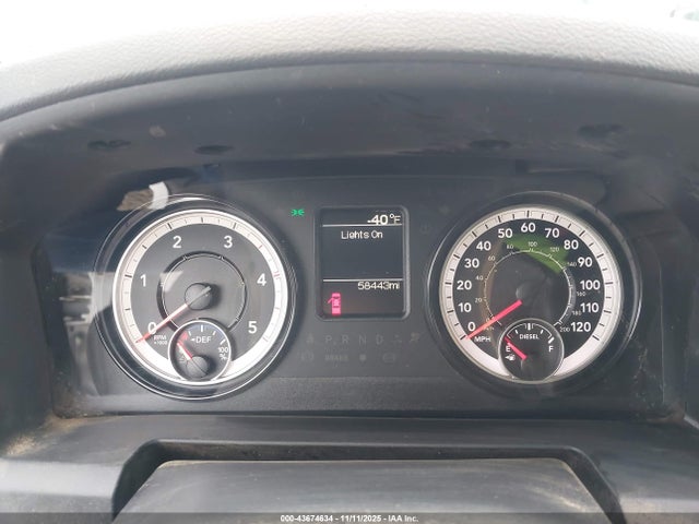 43674634 :رقم المزاد ، 3C6UR5HL2JG364508 vin ، 2018 Ram 2500 Tradesman  4x4 8' Box مزاد بيع