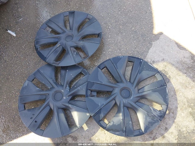 2024 Tesla Model Y Long Range Dual Motor All-wheel Drive მანქანა იყიდება აუქციონზე, vin: 7SAYGAEE6RF155047, აუქციონის ნომერი: 43674677