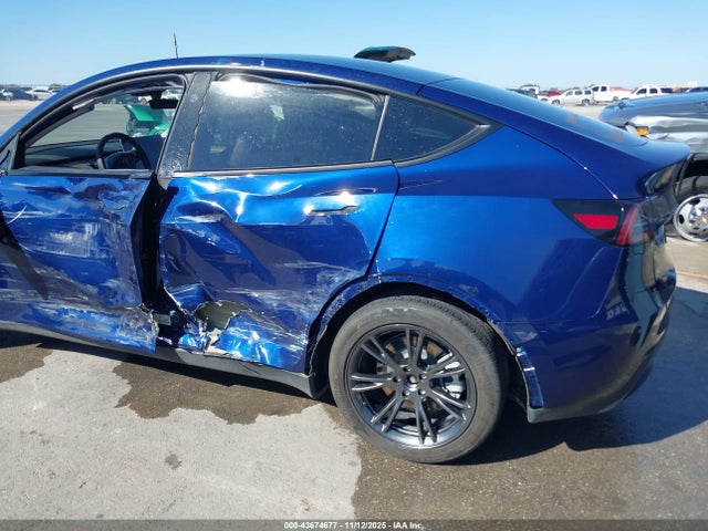 2024 Tesla Model Y Long Range Dual Motor All-wheel Drive მანქანა იყიდება აუქციონზე, vin: 7SAYGAEE6RF155047, აუქციონის ნომერი: 43674677