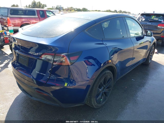 2024 Tesla Model Y Long Range Dual Motor All-wheel Drive მანქანა იყიდება აუქციონზე, vin: 7SAYGAEE6RF155047, აუქციონის ნომერი: 43674677