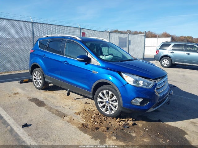43675411 :رقم المزاد ، 1FMCU0J99JUC68422 vin ، 2018 Ford Escape Titanium مزاد بيع