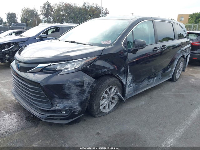 2021 TOYOTA SIENNA 5TDKRKEC3MS047135 Photo 1