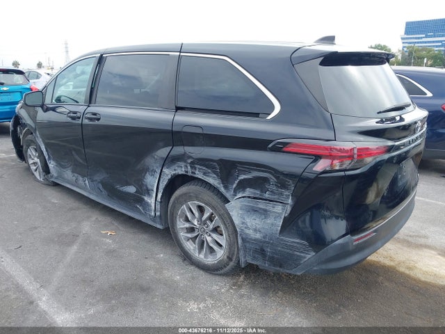 2021 TOYOTA SIENNA 5TDKRKEC3MS047135 Photo 2