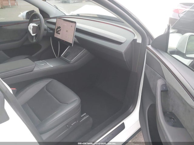 2026 TESLA MODEL Y 7SAYGDEE8TF409950 Photo 4
