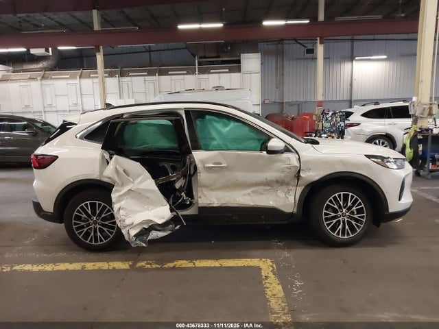 1FMCU0E17SUA18781 Ford Escape Phev