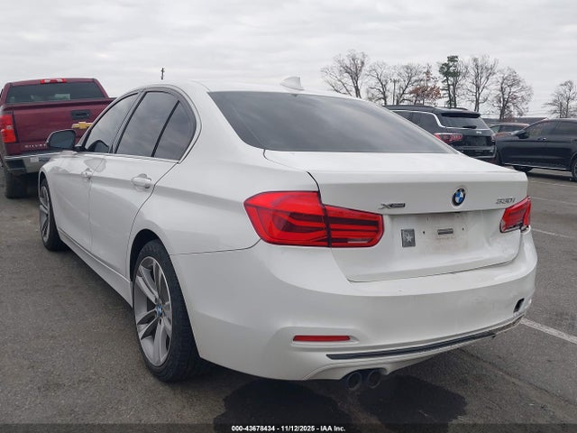 2018 BMW 330I WBA8D9G5XJNU70485 Photo 2