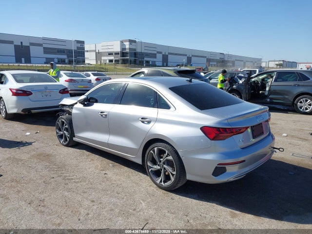 2022 AUDI A3 WAUBUDGY8NA073700 Photo 2