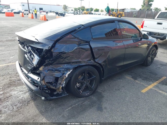 2026 TESLA MODEL Y 7SAYGDEE7TF366055 Photo 3